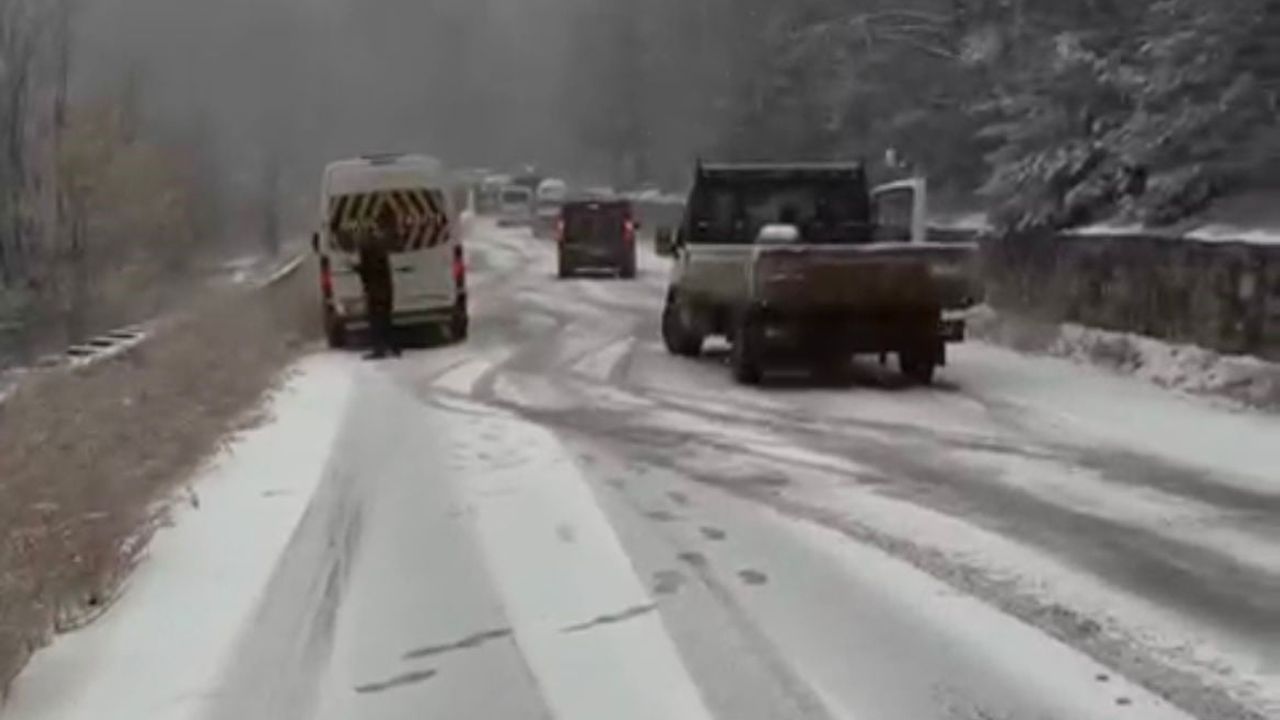 Bursa'da Yoğun Kar Ulaşımı Aksattı: Orhaneli-Büyükorhan ve Harmancık Yolları Kapandı