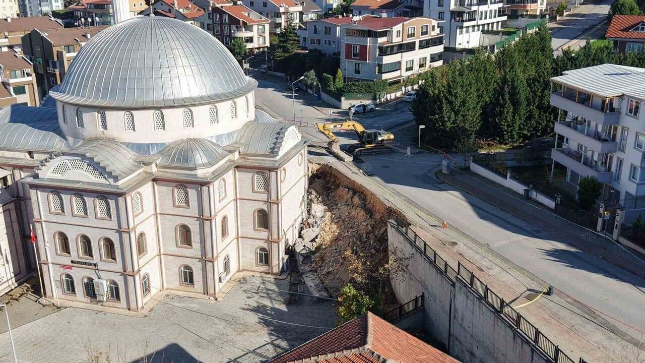 Bursa'da yürüyüş yapan kadının ihbarı, çöken istinat duvarı öncesi 31 öğrenciyi tahliye ettirdi