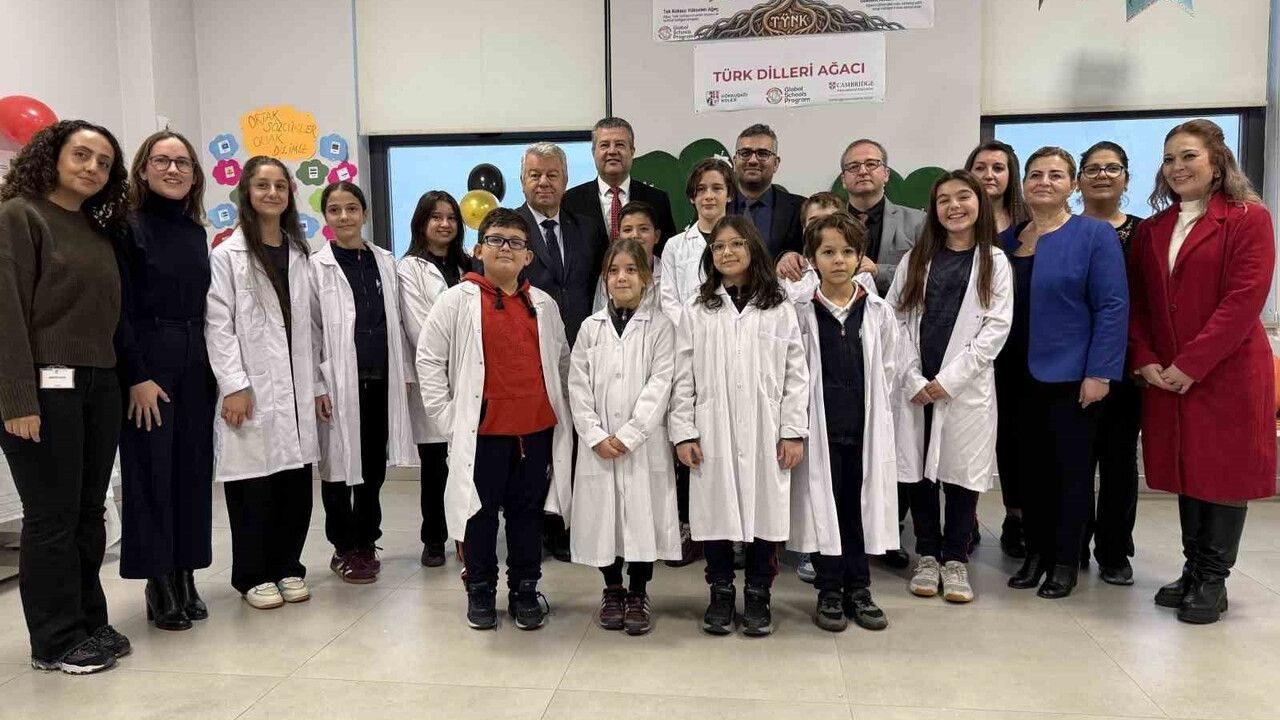 Bursa Gökkuşağı Koleji, yapay zekâ destekli 'Türk Dilleri Laboratuvarı'nı açtı