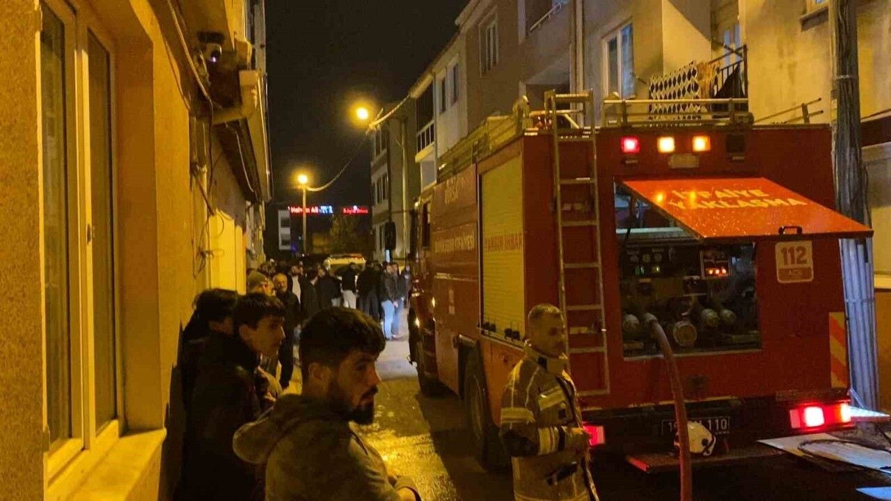 Bursa İnegöl'de 2 Katlı Binanın Çatısında Yangın Söndürüldü
