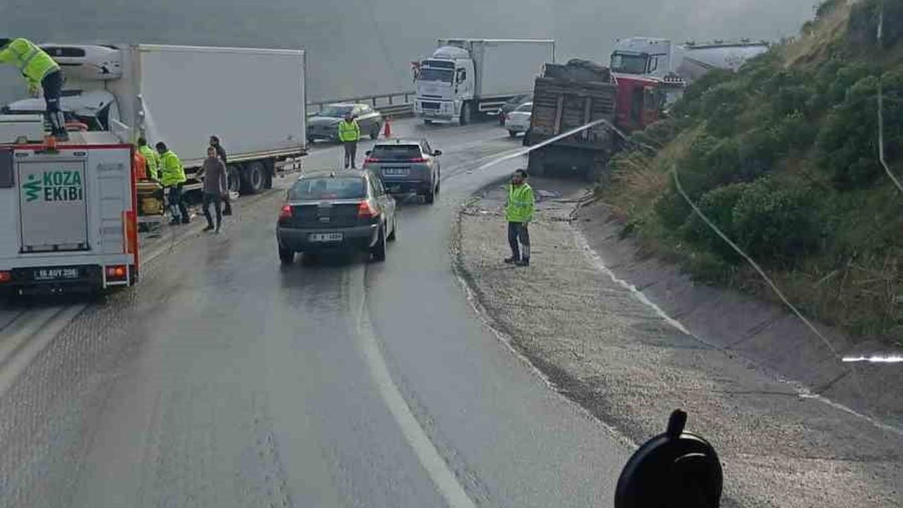 Bursa İznik’te iki kamyon kafa kafaya çarpıştı — 1 sürücü hafif yaralandı