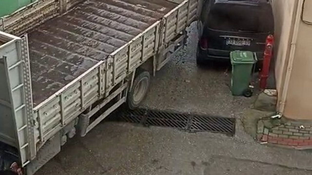 Bursa Kestel’de kamyon park halindeki hafif ticari araca çarptı, sürücü kaçtı