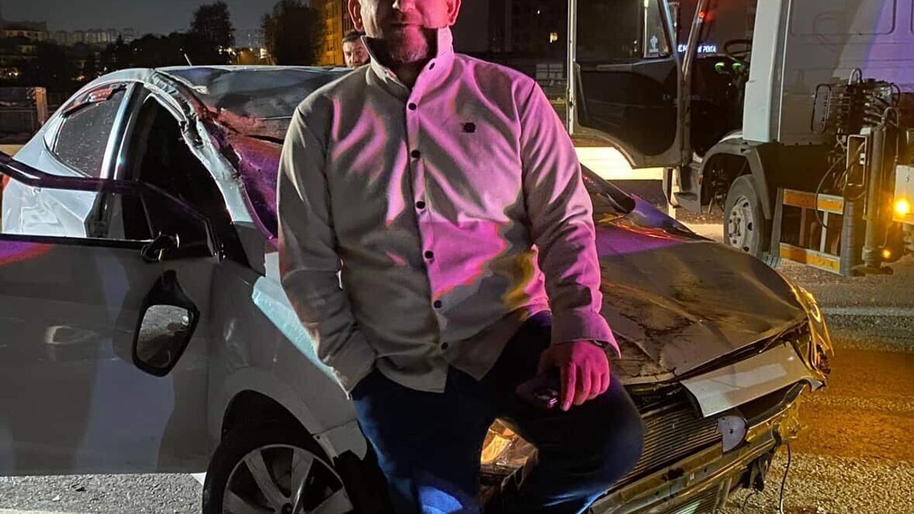 Bursa Mudanya’da hurdaya dönen otomobilin sürücüsü yara almadan poz verdi