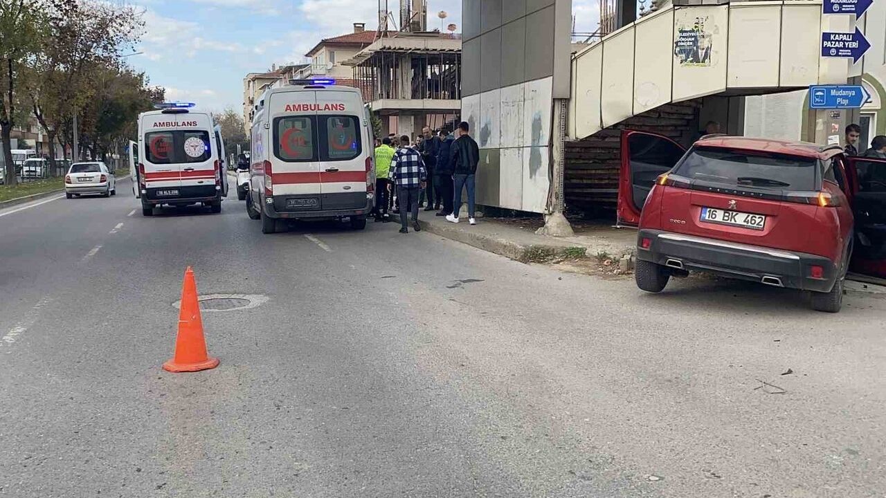 Bursa Mudanya'da kavşak kazası: İki cip çarpıştı, 5 kişi yaralandı