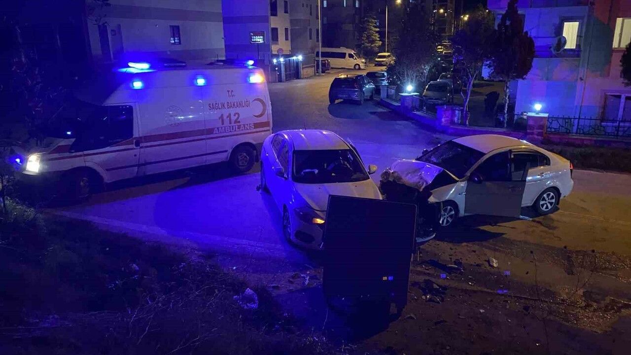 Bursa Mudanya'da kavşakta hız ihlali: 2'si ağır 4 yaralı