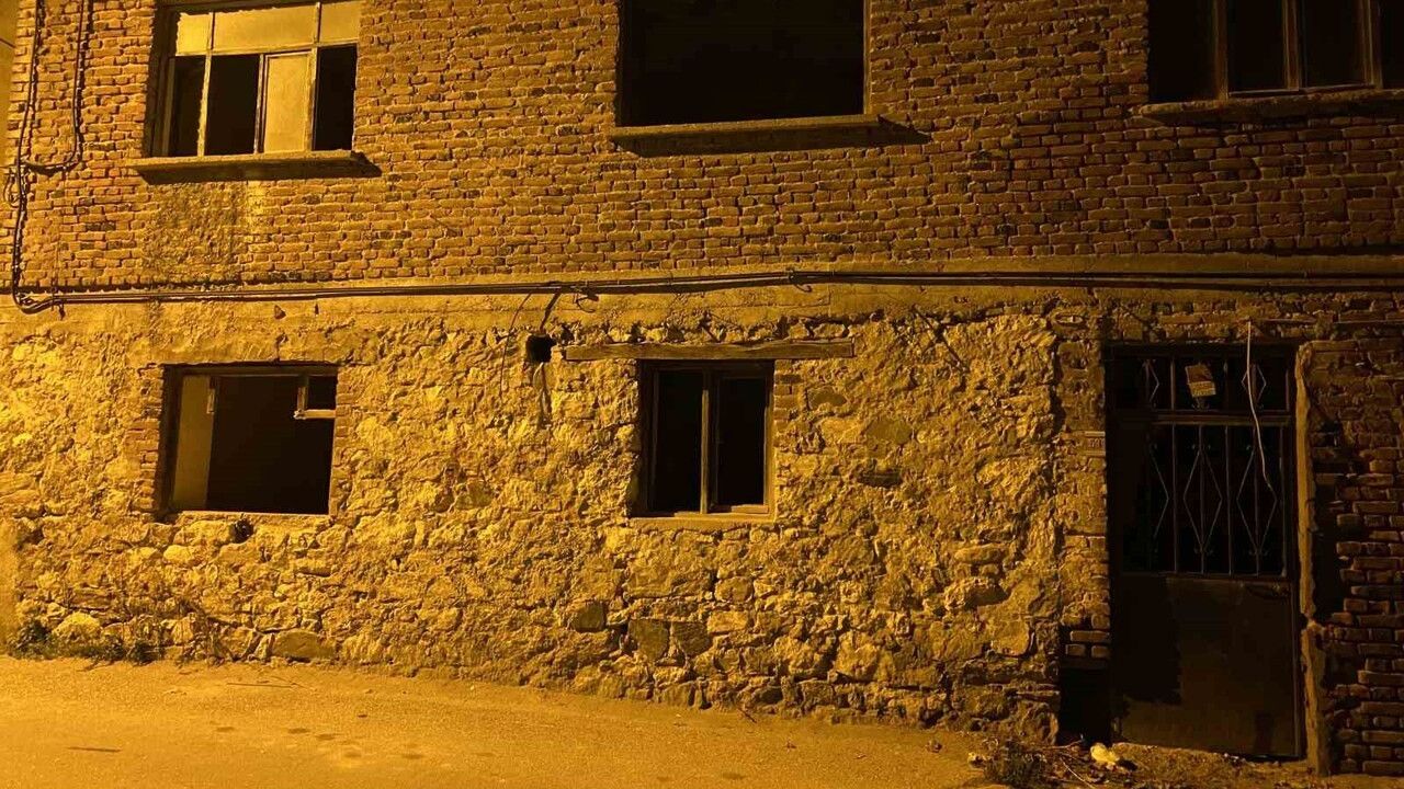 Bursa Mudanya'da metruk evde yaşayan Adem E. (80) ölü bulundu