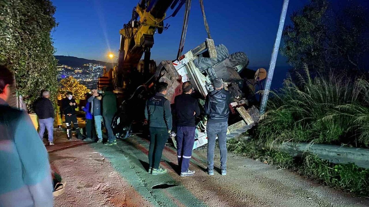 Bursa Mudanya'da vinçten düşen iş makinesi: Maddi hasar, yaralanma yok