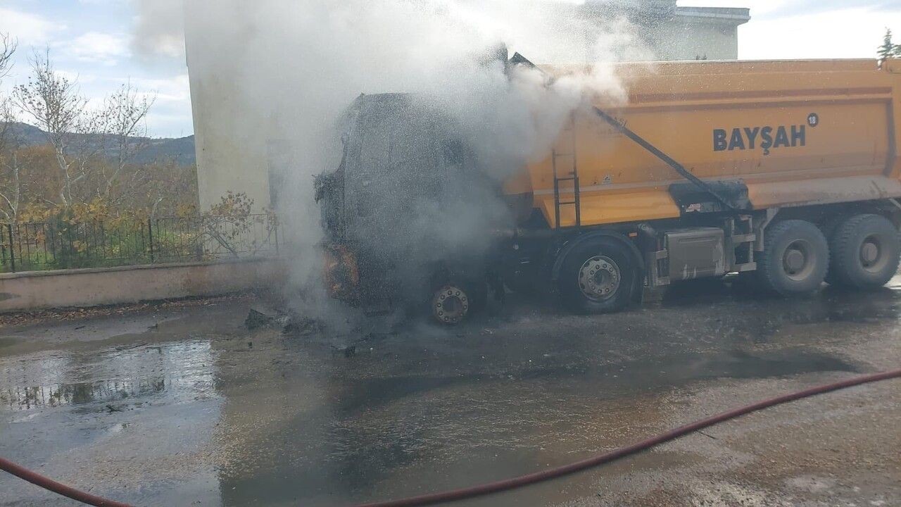 Bursa Mustafakemalpaşa'da hafriyat kamyonu alev alarak kullanılamaz hale geldi