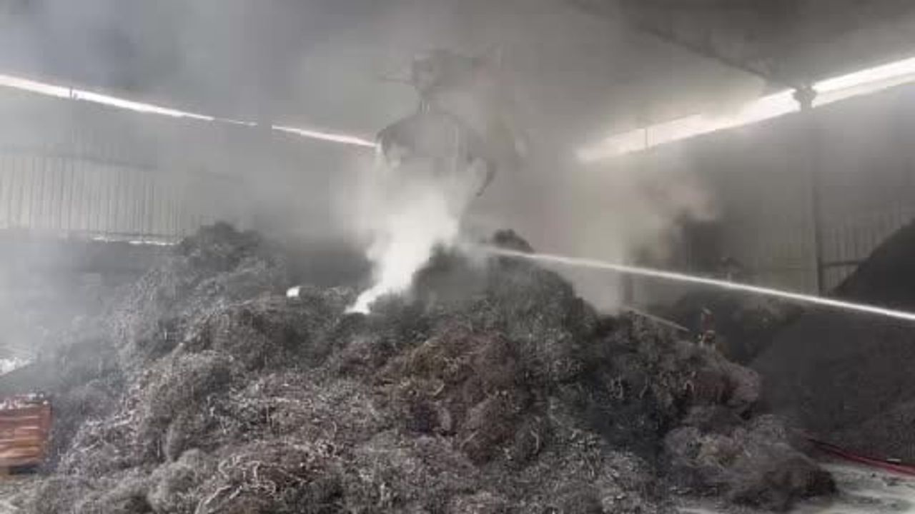 Bursa Nilüfer'de metal geri dönüşüm fabrikasında çıkan yangın kontrol altına alındı