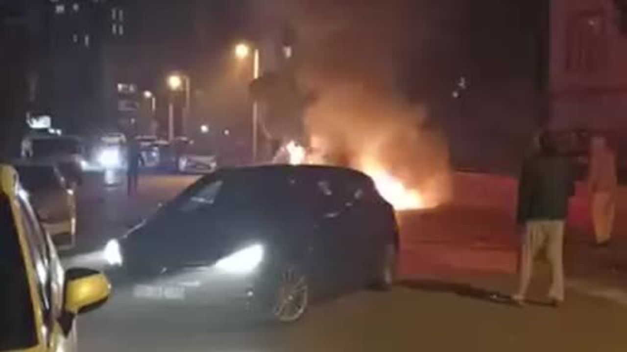 Bursa Nilüfer'de seyir halindeki elektrikli otomobil alev aldı