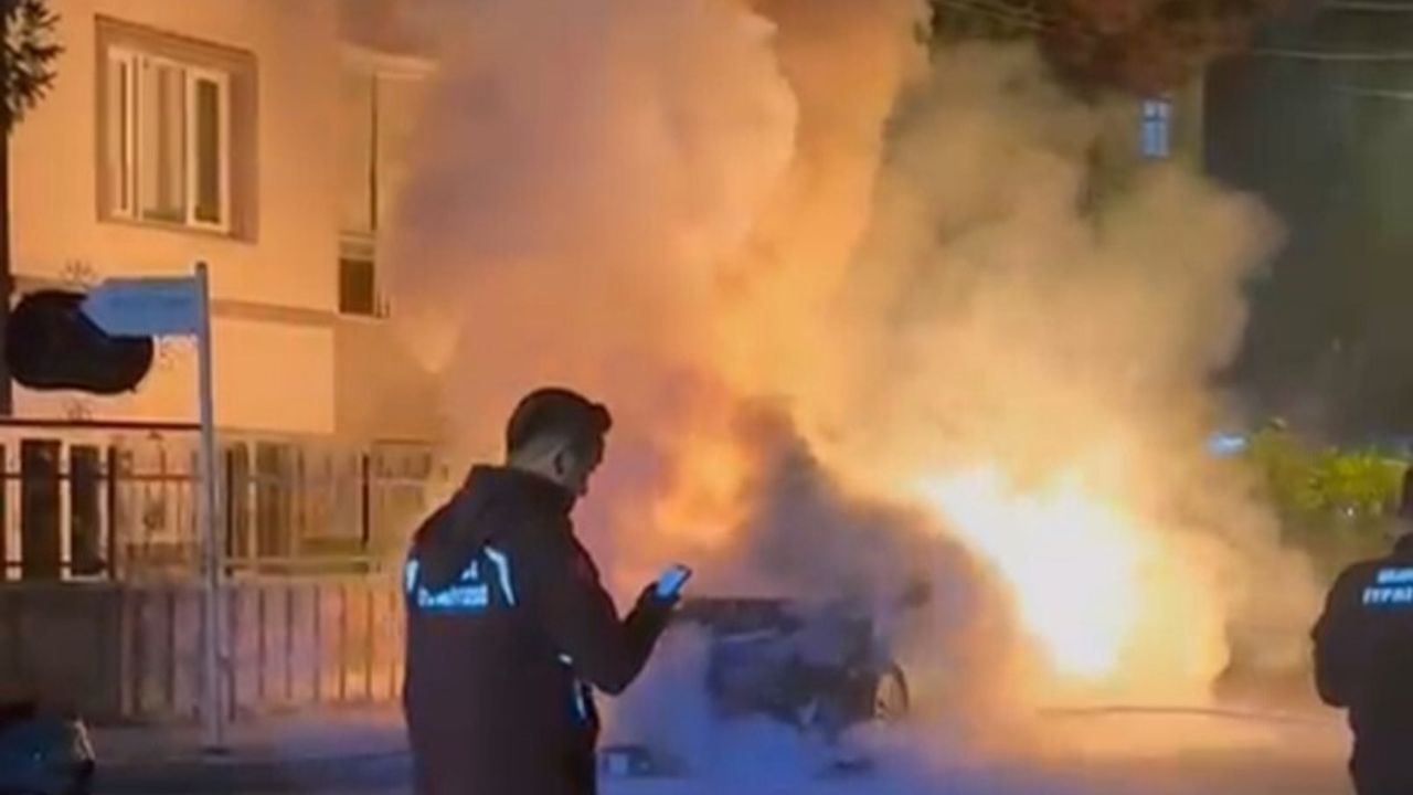 Bursa Nilüfer'de Seyir Halindeki Elektrikli Otomobil Alev Aldı