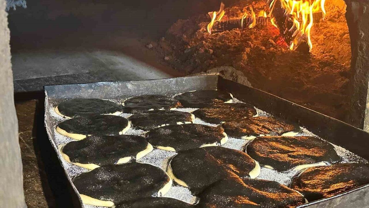 Bursa’nın Coğrafi İşaretli Tahinli Pidesi, Siyah Susam Tahiniyle Yeni Çeşidine Kavuştu