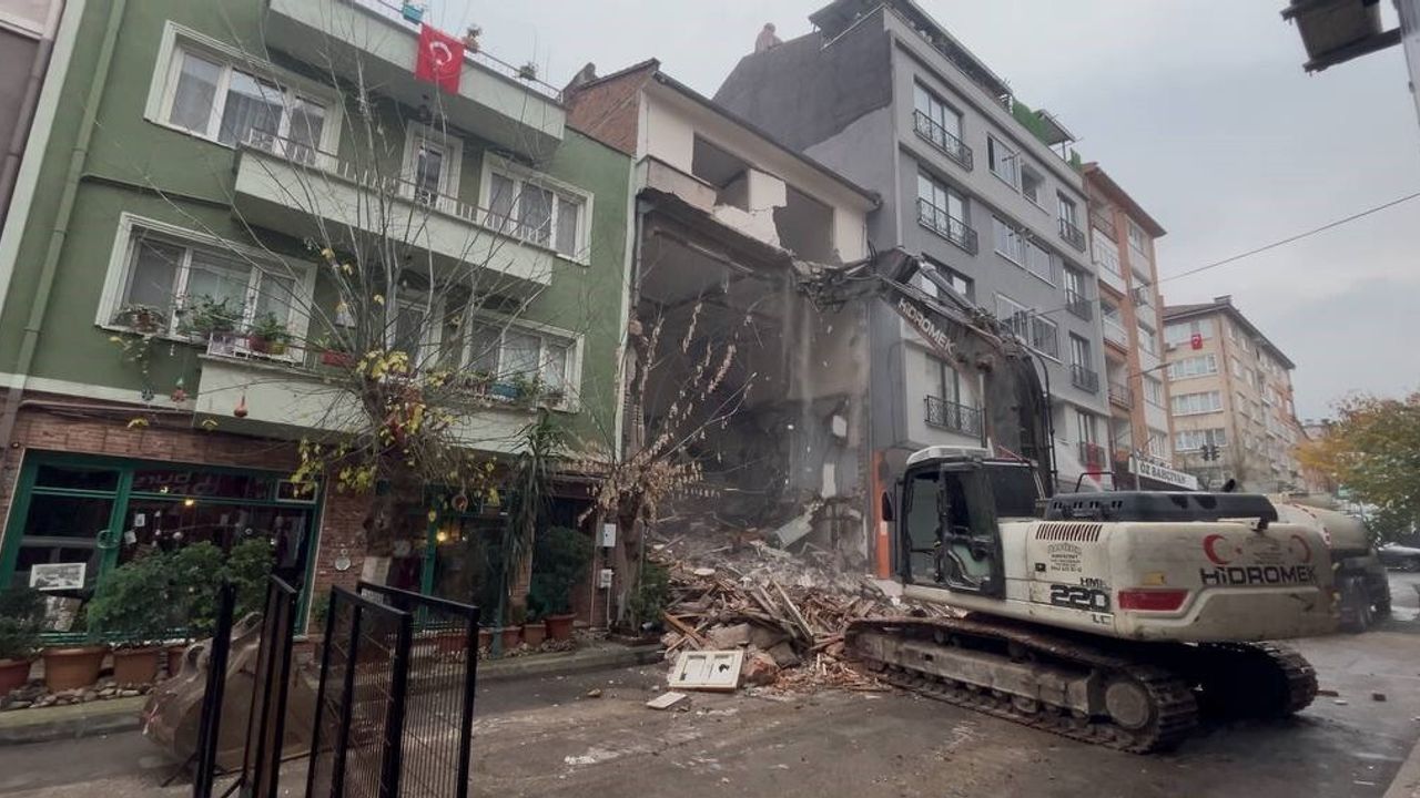 Bursa Osmangazi'de 4 Katlı Binanın Zeminden Başlayan Yıkımı Sokakta Toz Bulutu Oluşturdu