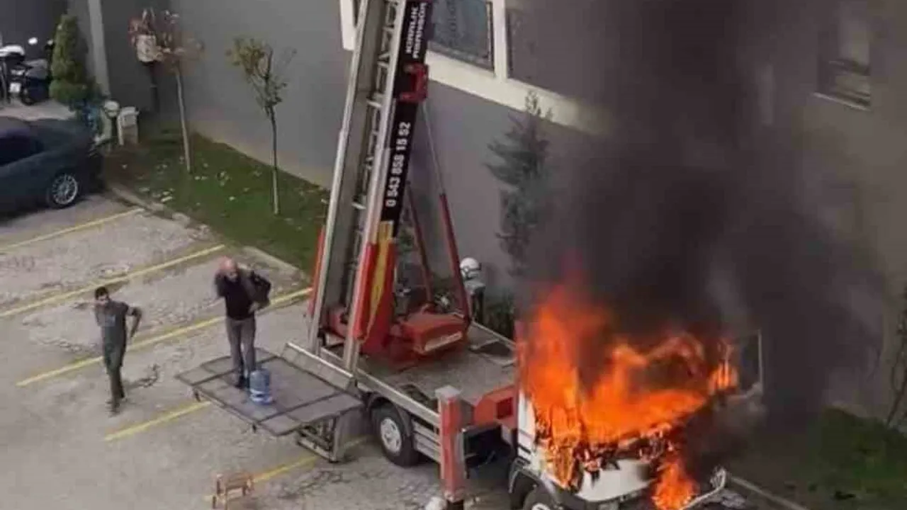 Bursa Osmangazi'de Ev Taşıma Vincinde Yangın: Site Sakinleri Damacanalarla Müdahale Etti