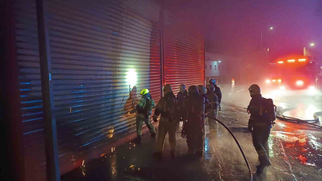 Bursa Osmangazi'de otomotiv-turizm iş yerinde yangın, çevre işletmelere sıçradı