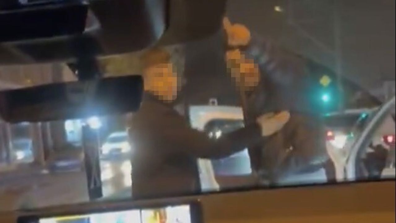 Bursa Osmangazi'de Trafikte Gerginlik: Agresif Sürücünün Davranışı 2 Yaşındaki Çocuğun Önünde