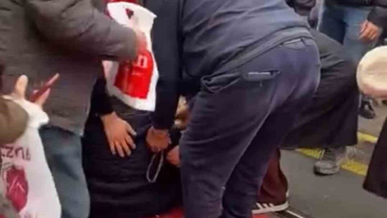 Bursa Osmangazi'de tramvayın çarptığı yaşlı adam hafif yaralandı