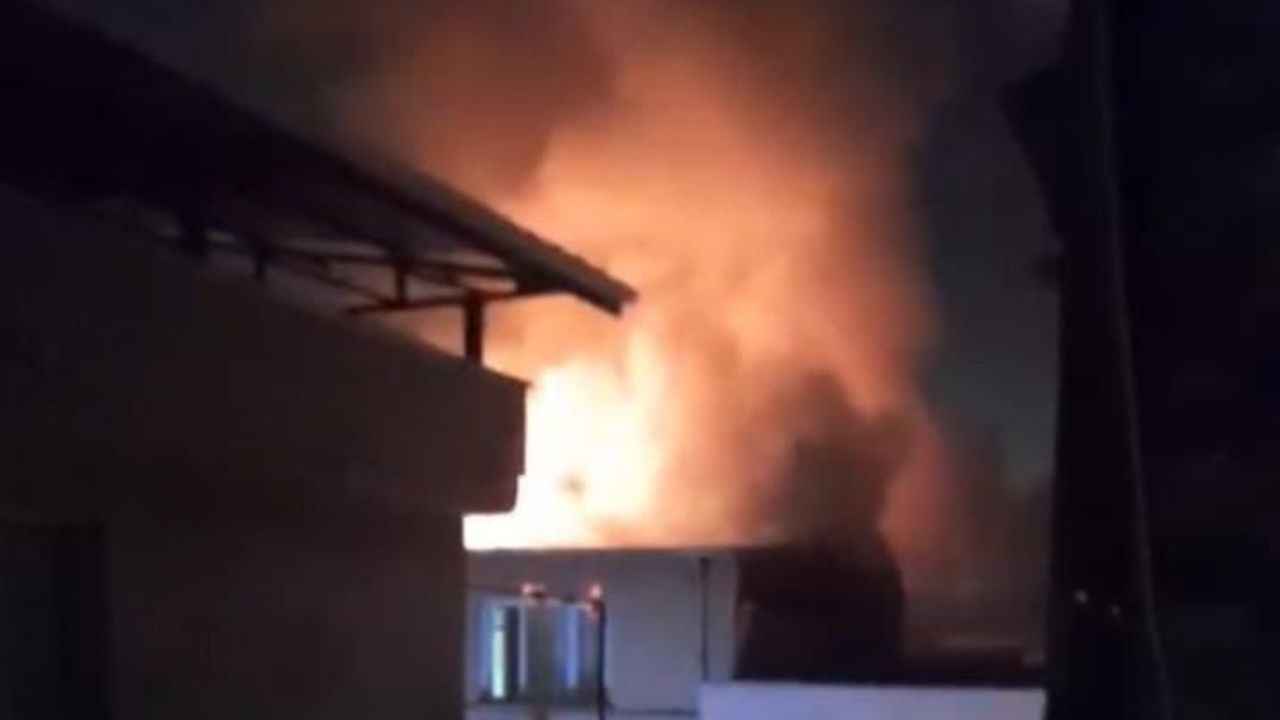 Bursa Osmangazi Koğukçınar Mahallesi'nde çatı yangını, itfaiye kısa sürede kontrol sağladı