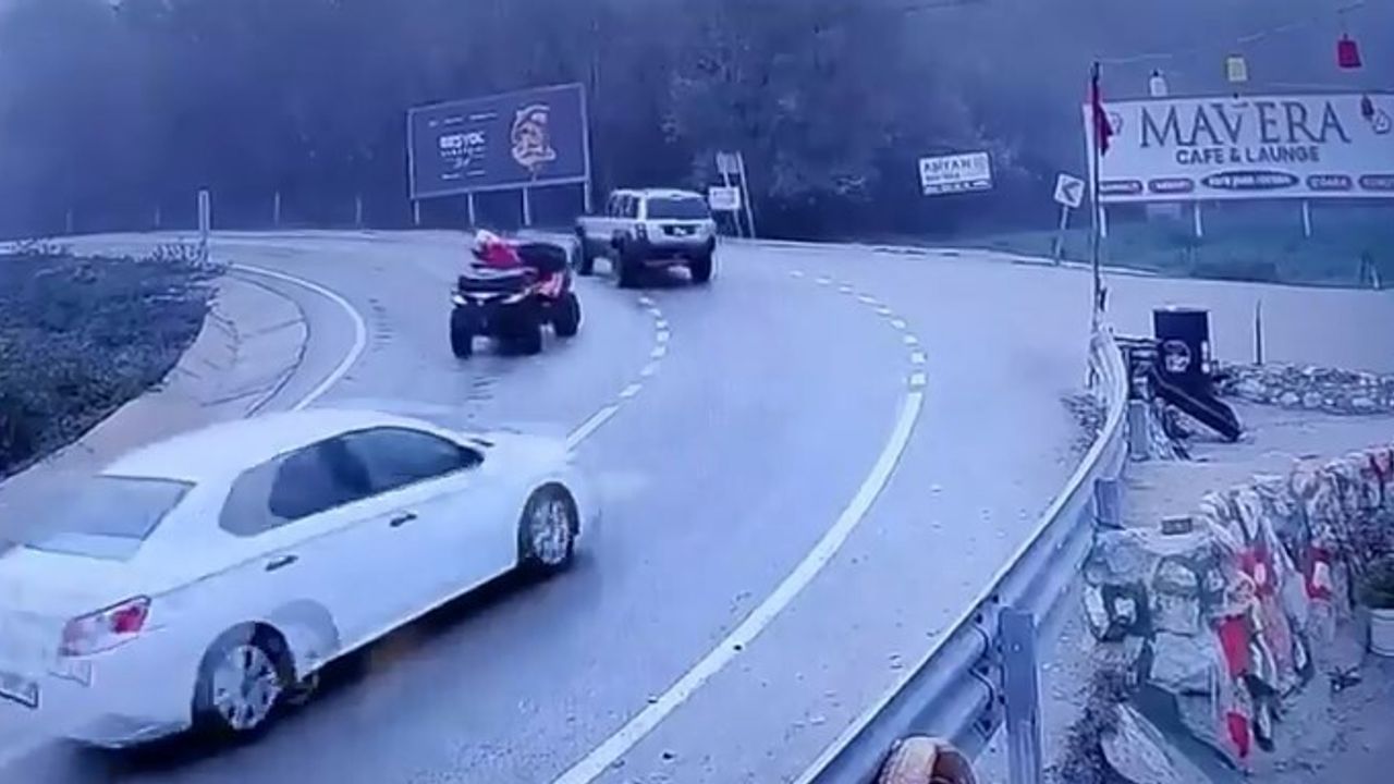 Bursa Uludağ Yolu'nda Kayganlık Nedeniyle Kazalar: Yiğitali'de Araç Çarpışmaları Kamerada