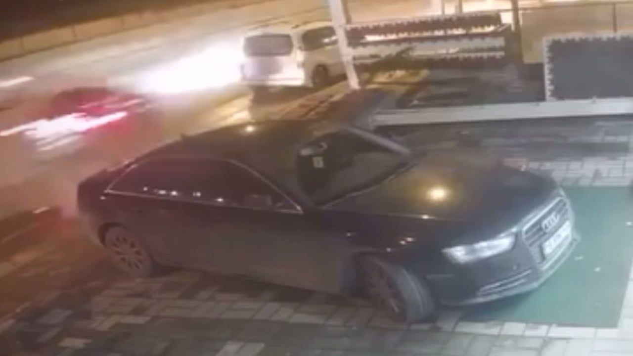 Bursa Yıldırım'da gece yarısı kaza: Park halindeki araca çarpan otomobilde 4 yaralı (1’i ağır)