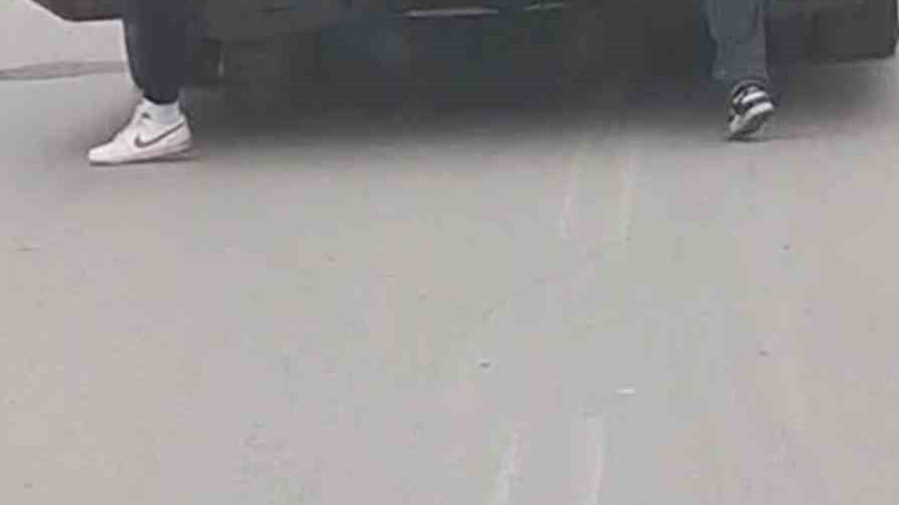 Bursa Yıldırım’da Lise Öğrencilerinin Otobüs Arkasına Tutunması Trafik Güvenliğini Tehdit Etti