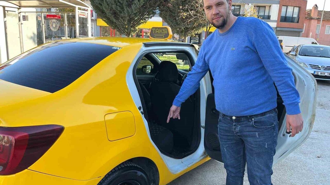 Bursalı taksici Semih Korkmaz, yaşlı çiftin araçta unuttuğu 5.500 Euro’yu sahibine teslim etti