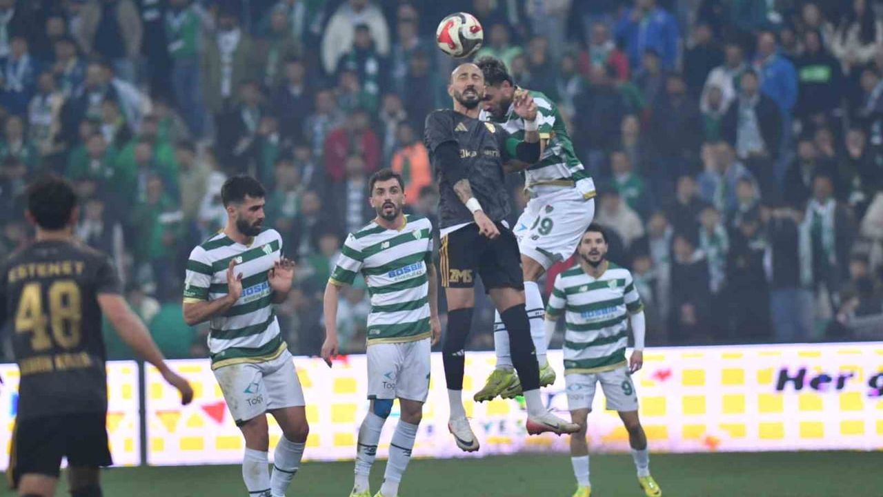 Bursaspor, Atatürk Stadyumu'nda Aliağa FK ile 0-0 berabere kaldı