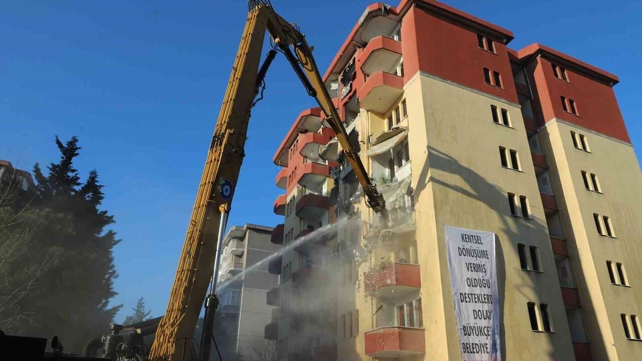 Büyükçekmece’de 1992 Yapımı 32 Bağımsız Bölümlü Riskli Site Belediye ve Vatandaş İşbirliğiyle Yıkıldı