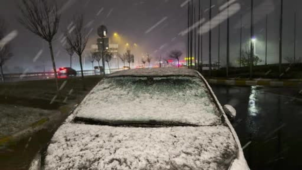 Büyükçekmece'de kar etkili oldu: Park halindeki araçlar kısa sürede beyaza büründü