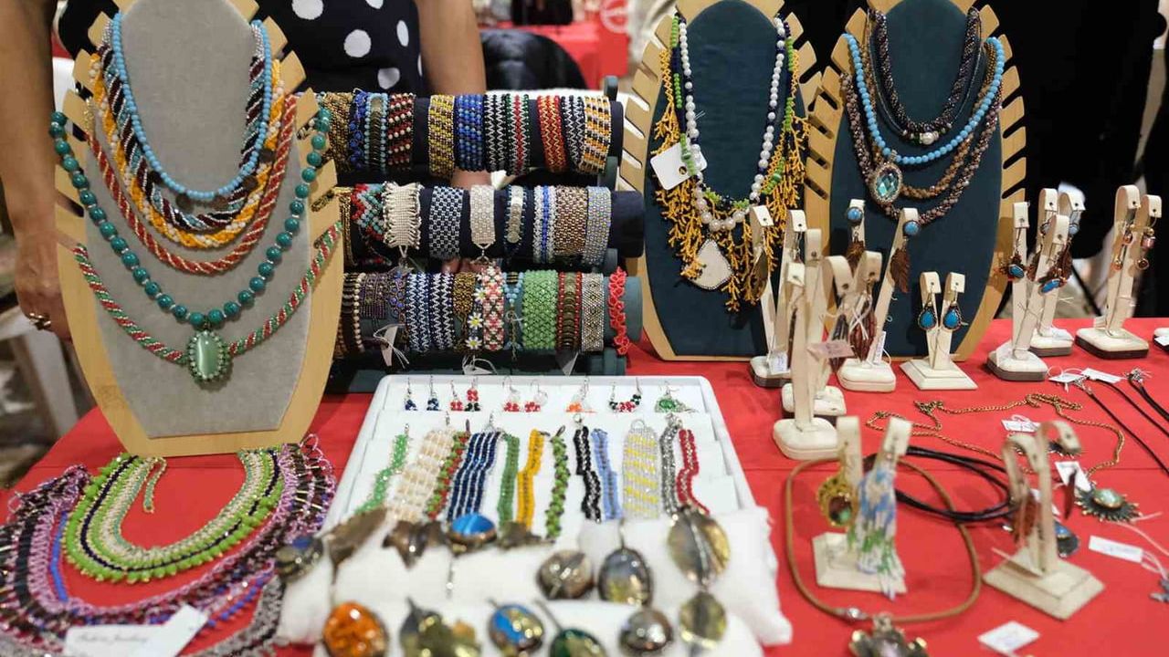 Büyükçekmece Halk Akademisi’nin yeni yıl el emeği stantları Tarihi Kervansaray’da açıldı