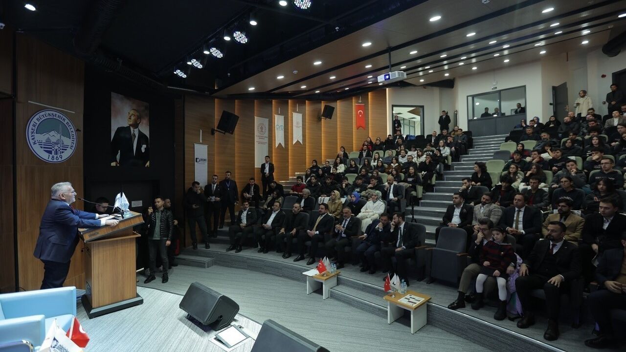 Büyükkılıç'tan genç girişimcilere destek: Kayseri Girişimcilik Zirvesi ve Girişimci Kütüphanesi