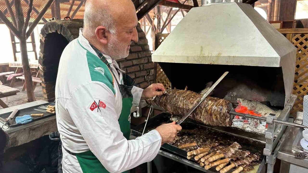 Büyükorhan Tahıl Hanı'nda 400 yıllık kavurma geleneğine ilk kez cağ döner eklendi