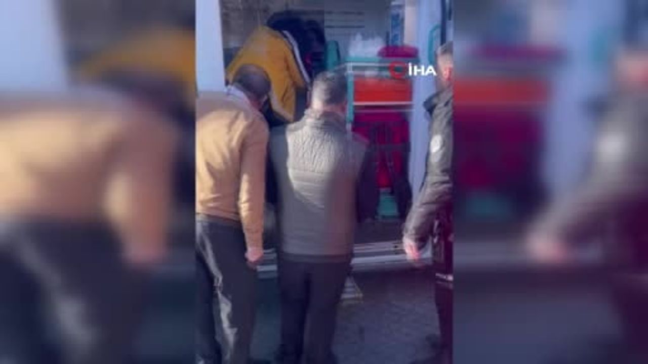 Cahit Berkay'ın Aracı Esenyurt'ta Restorana Girdi: Sanatçı Hafif Yaralandı, Polis İnceleme Başlattı