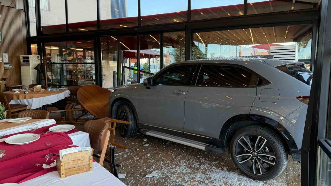 Cahit Berkay'ın aracı Esenyurt'taki restorana girdi: İşletmeci o anları anlattı