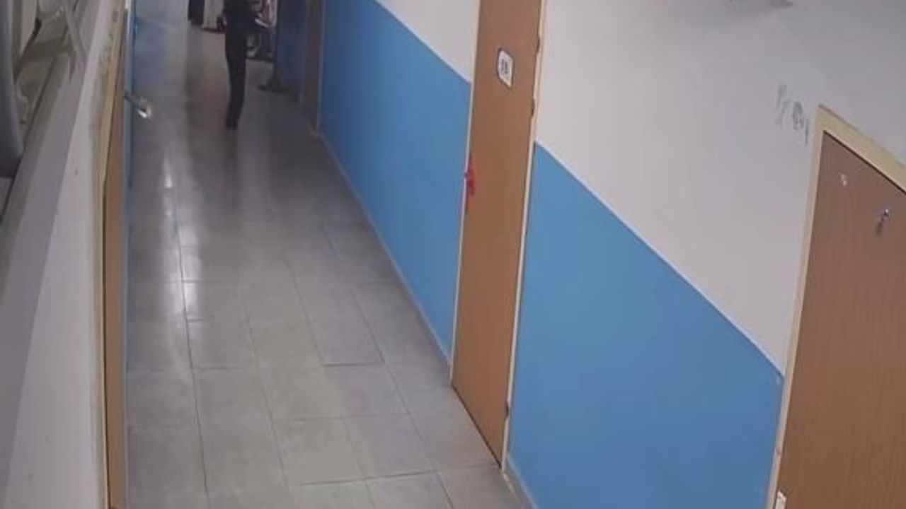 Çalıca Ortaokulu öğrencisi, paspaslanan koridoru kirletmemek için ayakkabılarını eline aldı