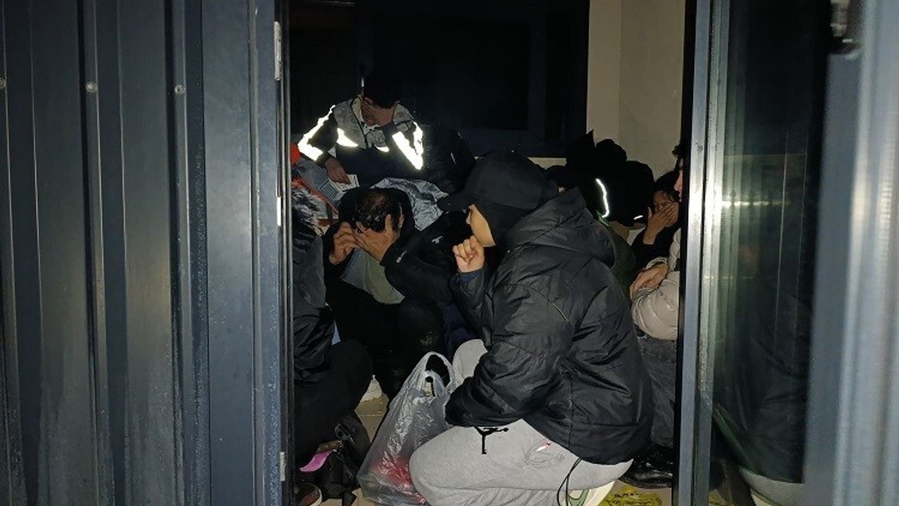 Çanakkale Ayvacık’ta 32 kaçak göçmen yakalandı; 14’ü çocuk