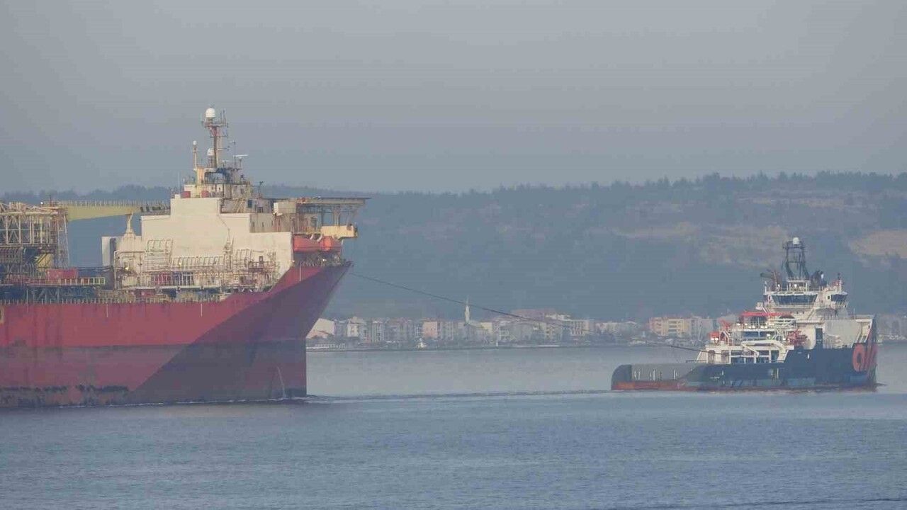 Çanakkale Boğazı'ndan 258 metrelik FPSO 'GRYPHON A' geçti