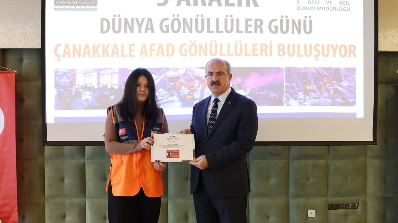 Çanakkale'de AFAD gönüllülerine kimlik kartları törende teslim edildi