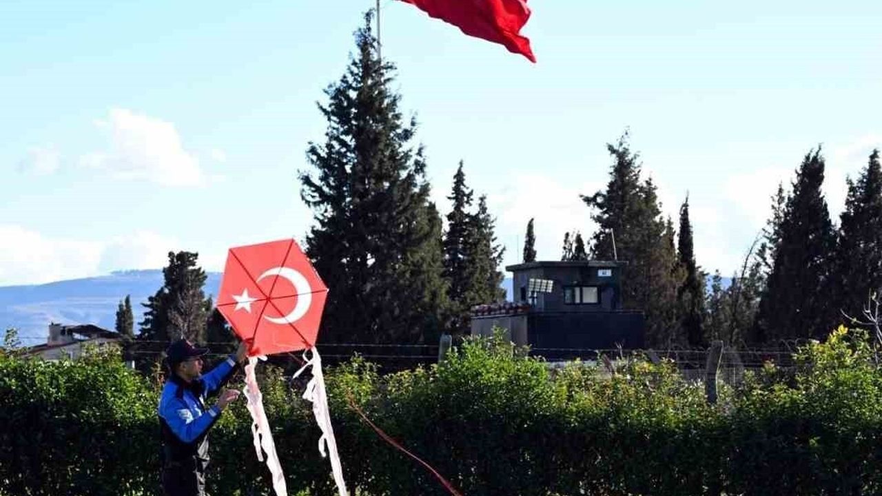Çanakkale'de emniyet ekipleri uçurtma şenliğiyle çocuklarla buluştu