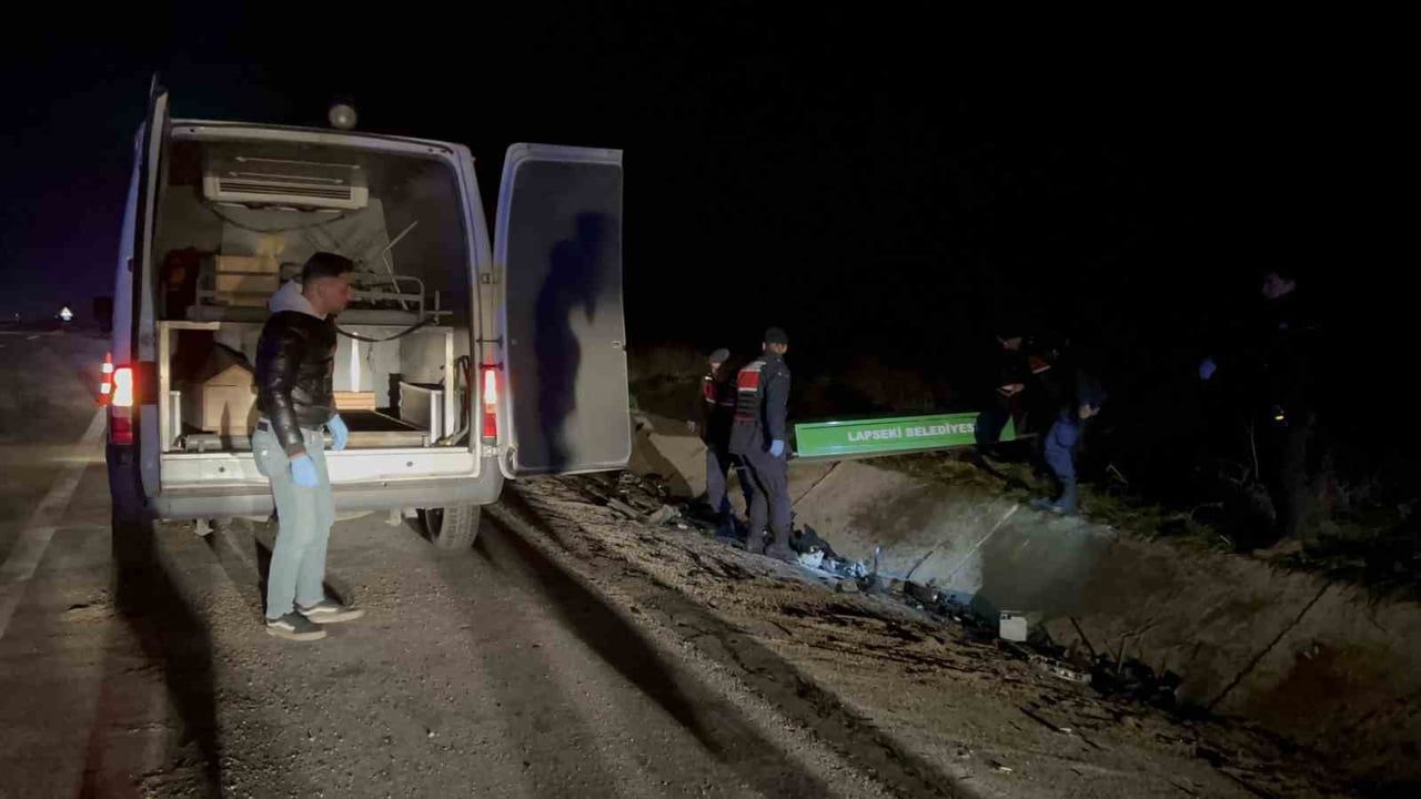 Çanakkale'de polisin dur ihtarına uymayan araçla çarpışma: 5 kişi hayatını kaybetti, ölenlerin kimlikleri belli oldu