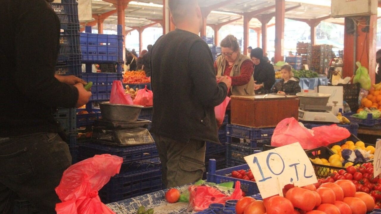 Çanakkale domatesinde son hasatta fiyat gerilemesi: Tezgâhta 40 TL'den 10 TL'ye kadar