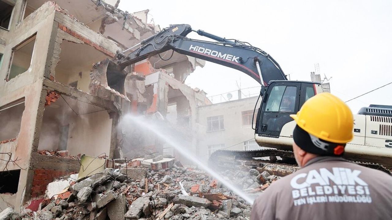 Canik'te 741 depreme dayanıksız binanın yıkımı sürüyor