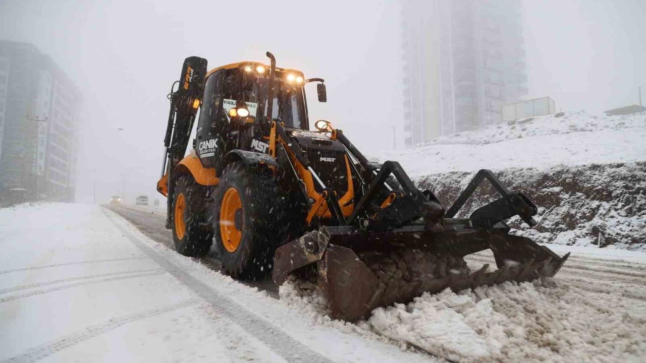 Canik’te karla mücadele: Belediye ekipleri ana arter ve okul bölgelerinde yoğun çalışıyor