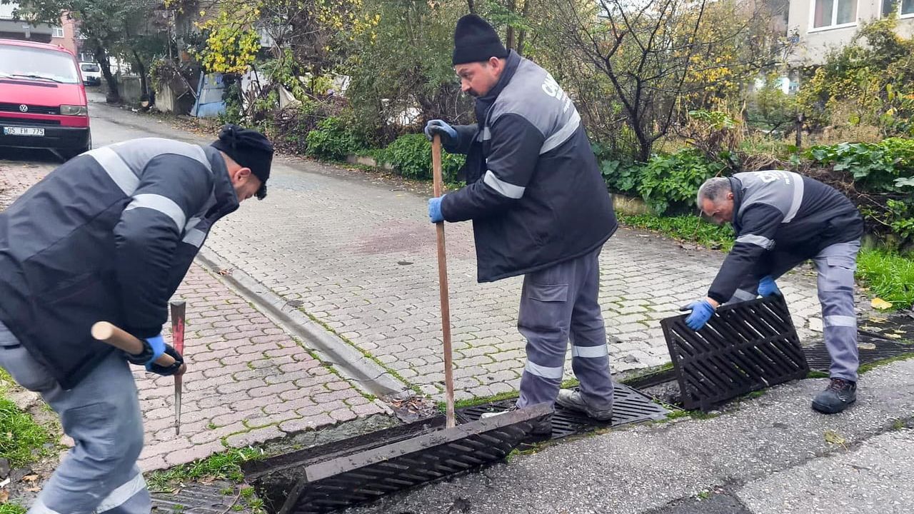 Canik'te mazgal temizliği: Canik Belediyesi 7 gün 24 saat sahada