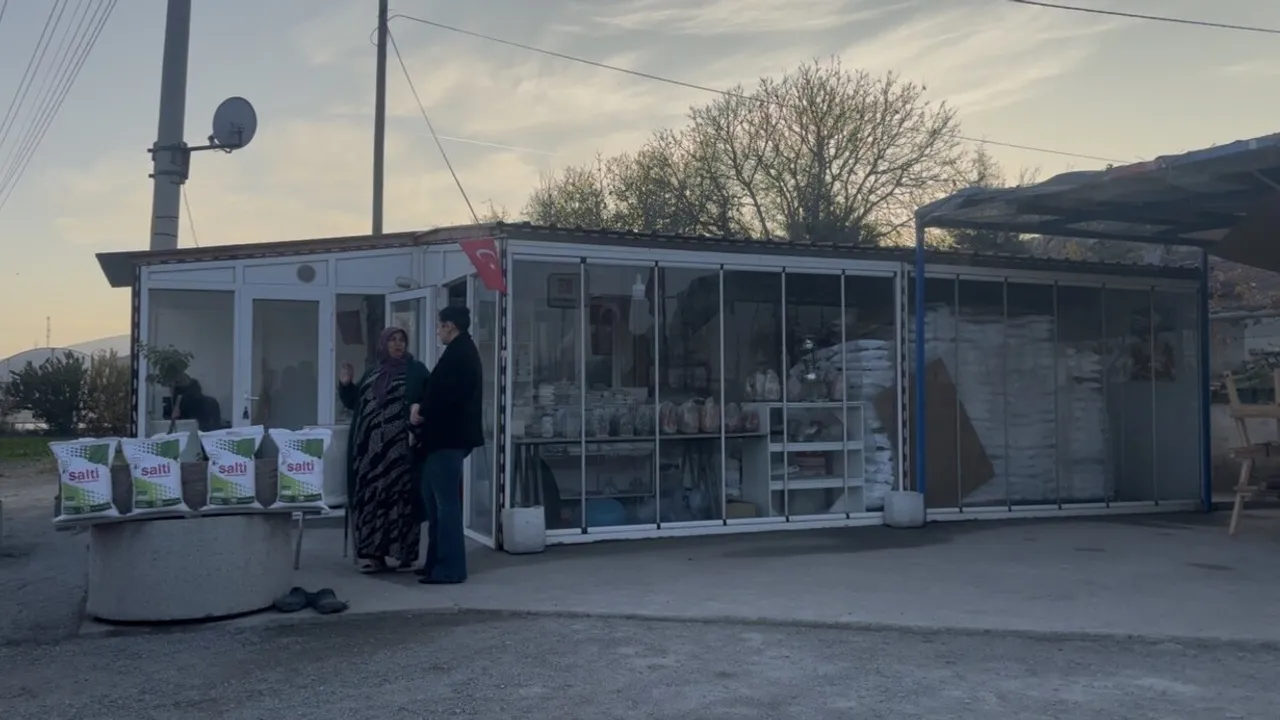 Çankırı’da 4 çocuk annesi Fatma Şahin, 6 yıldır kentin meşhur tuzunu satarak ailesine destek oluyor
