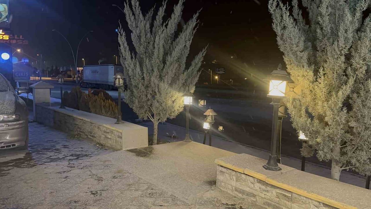 Çankırı'da Hafta Sonu Başlayan Kar Yağışı Kent Merkezini Beyaza Bürüdü