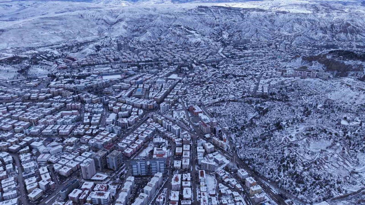 Çankırı'da karla kaplanan kent merkezi havadan görüntülendi