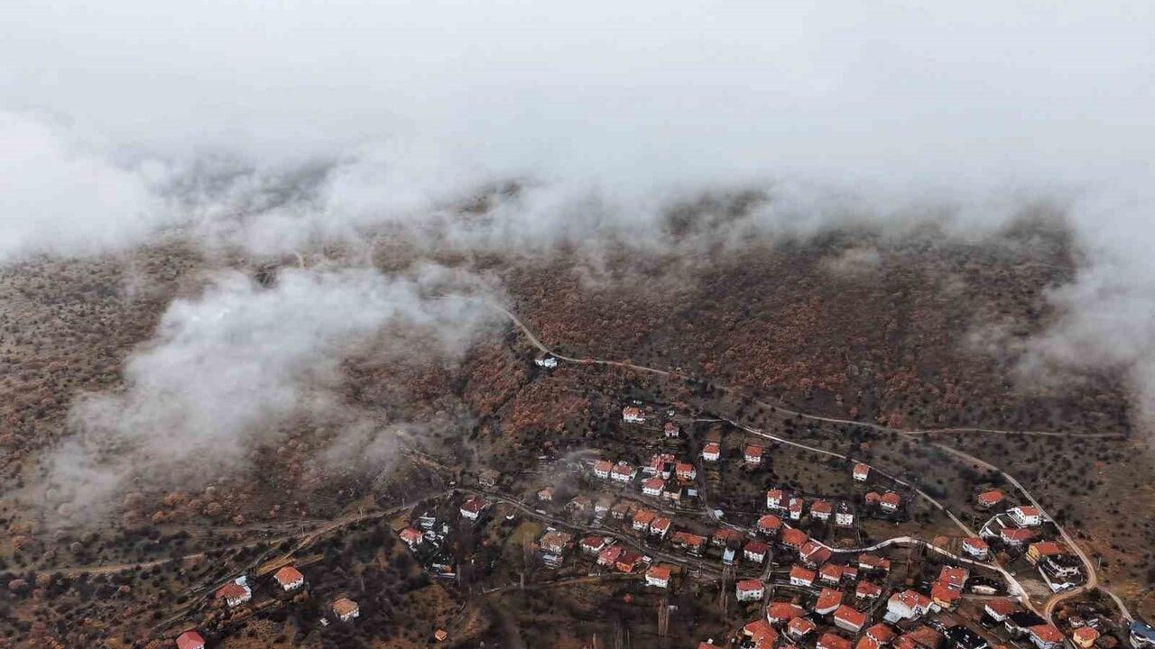 Çankırı Korgun'da Sis ve Sonbahar Ormanları Kartpostallık Görüntüler Oluşturdu