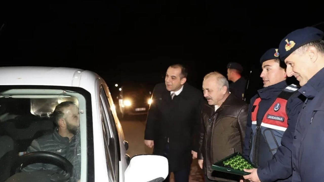 Çankırı Valisi Taşolar, yılbaşı tedbirlerinde görev başındaki polis ve jandarma ekiplerini ziyaret etti