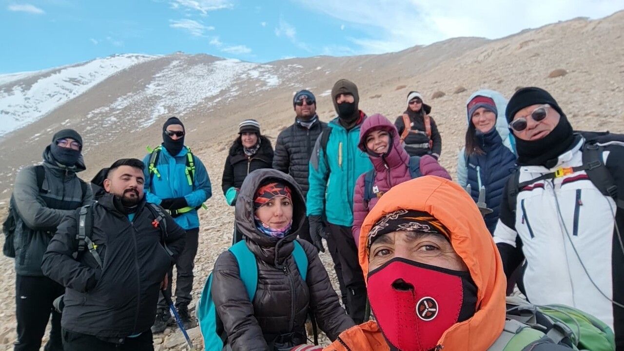 Çatak'ta doğaseverler 3 bin 395 rakımlı Vavira (Çeper) Dağı'na zirve yaptı